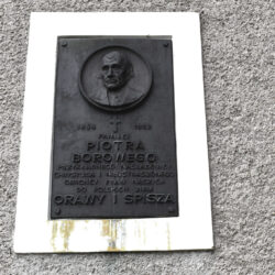 Tablica Ku Pamięci Piotra Borowego na Lipnickiej Świątyni oraz grób Piotra Borowego na przykościelnym cmentarzu